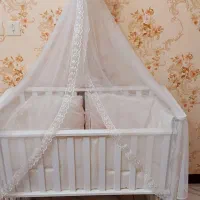 تخت گهواره چوبی کنار تخت مادر