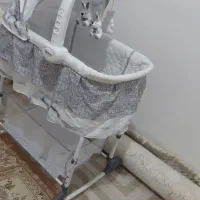 تخت کنارمادر وگهواره