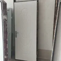 درب اتاق با کم و قفل و دستگیره درب سرویس