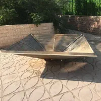 سیم خاردار و یک باغچه