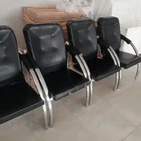 ۴ عدد صندلی انتظار ۴ دکمه زیر قیمت