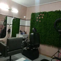 رنگ کار و ناخن کار با مشتری