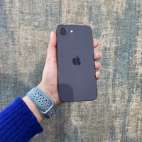 آیفون 16e تمیز