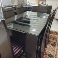 میز غذاخوری و ساعت