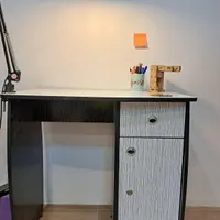 میز مطالعه و کامپیوتر