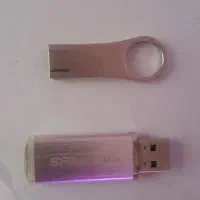 دو عدد فلش درحد ۱۶ و ۳۲ گیگ