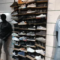 واگذاری کلیه اجناس فروشگاه پوشاک خارجی و ایرانی|فروشگاه و مغازه|خمینی‌شهر, |دیوار