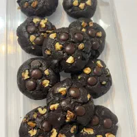 کوکی ‌دبل چاکلت با تیکه های گردو و شکلات