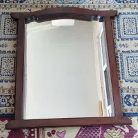 آیینه با قاب چوبی