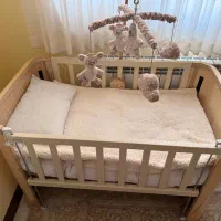 تخت کنار مادر چوبی با تشک و بالشت