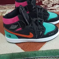 یه جفت کتونی جردن خوش پا سایز 43