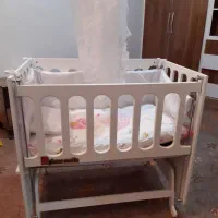 تخت کودک کنار مادر