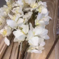 سه تا گل مصنوعی هر شاخه چهارصدهزار تومان