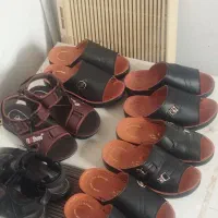 چند عدد دمپایی و صندل نو