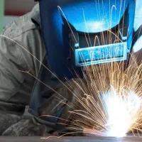 کارگر جوشکار و تراشکار