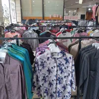 همکار خانم در فروشگاه پوشاک وان