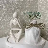 متفکر و گلدان و سینی