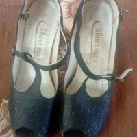 تعدادی کفش و مانتو به قیمت توافقی به فروش می‌رسد