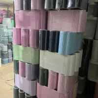 همکار خانم در فروشگاه ملزومات گل
