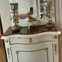 کنسول سفید به همراه شعمدانی