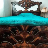 تخت دونفره با تشک طبی و یک پاتختی در حد نو