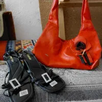 کیف زنانه و یک  جفت کفش