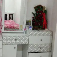 جاکفشی و میز ارایشی