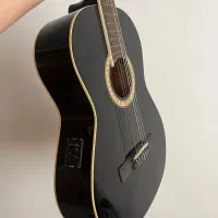 گیتار مشکی دور سفید