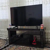 تلویزیون ۴۳ اینچ ال جی همراه با میز تی وی ترک