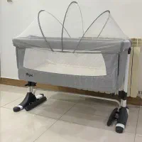 تخت کنار مادر و صندلی ماشین کودک