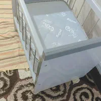 گهواره وتخت کنار مادر نو به همراه تشک نو|تخت و صندلی بچه|کرمانشاه, |دیوار