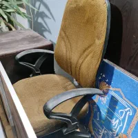 تعدادی میز و صندلی چرخ دار اداری|مبلمان اداری|شاهین‌شهر, فردوسی|دیوار