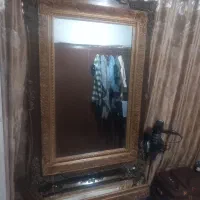اینه ومیز چوبی