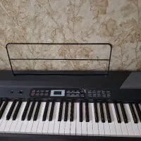 پیانو پایه دار medeli