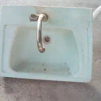 روشویی قدیمی با شیر قدیمی ۲۵۰