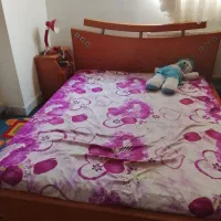 تخت دونفره همراه با کنار تختی و دراور و اینه