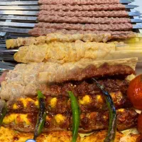 کارگر ساده وسط کار  سالن کار