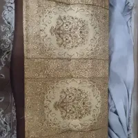 یک جفت پشتی کرم رنگ