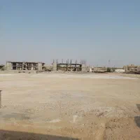 دو نفر استاد کار اسکلت ساختمان