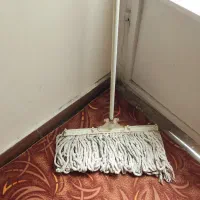 یک تی زمین شوی برای نظافت.