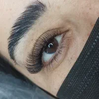 خدمات کاشت مژه و لیفت ولمینت مژه و ابرو