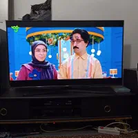 ال ای دی 50اینچ سامسونگ  با میز