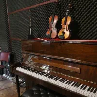 آموزش گیتارپیانوآوازسنتورتنبک دف هنگدرام بامدرک