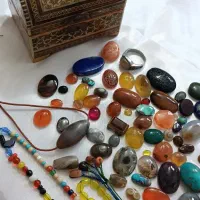 تعدادی نگین مختلف و مهره قدیمی