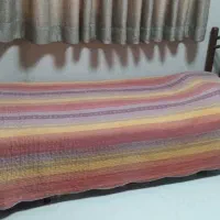 تخت تک نفره و دو طبقه و کتابخانه