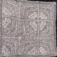 ۲ عدد رومیزی بزرگ مربعی نو با طرح گل رز قلاب بافی