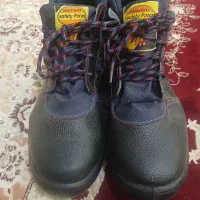 یک جفت کفش ایمنی نو