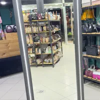 اینه  ایستاده  دور نئون