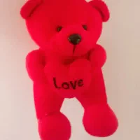 عروسک خرس قرمز