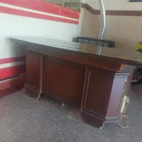 میز مدیریت و کامپیوتر